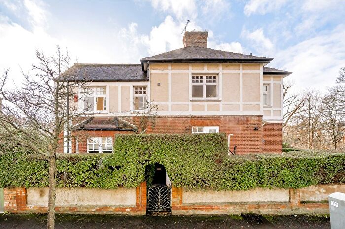 2 Bedroom Maisonette For Sale In East Bank, London, N16