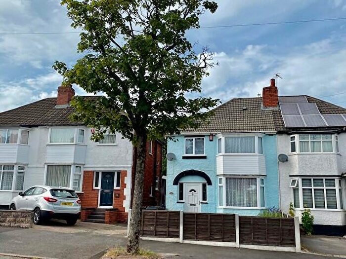 3 Bedroom Semi Detached House For Sale In Cliff Rock Road, Birmingham, B45