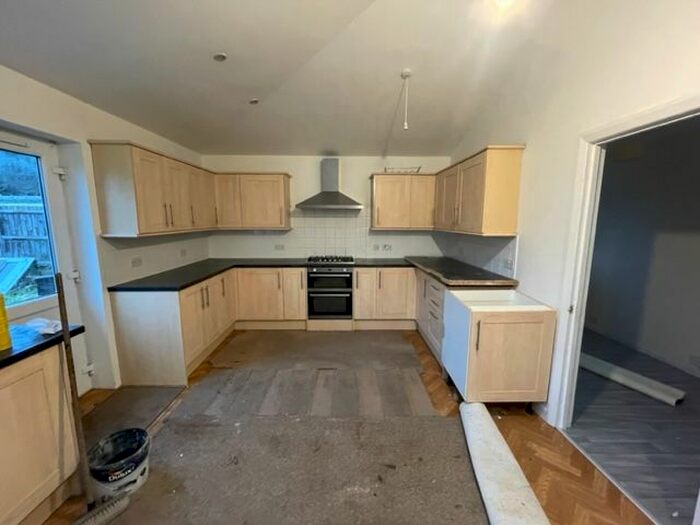 4 Bedroom Semi-Detached House To Rent In Barnfield Avenue, Luton, LU2