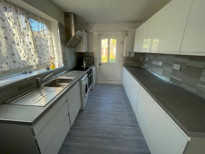 3 Bedroom Semi-Detached House To Rent In Clydesdale Road, Luton, LU4