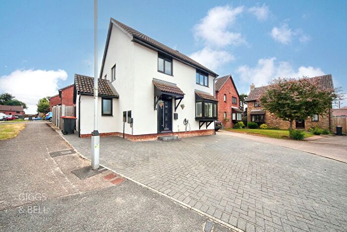3 Bedroom Detached House For Sale In Holly Farm Close, Caddington, Luton, Bedfordshire, LU1