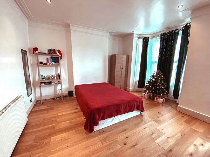 2 Bedroom Flat To Rent In Park Grove Road, Near Leytonstone High Road, Leytonstone, E11