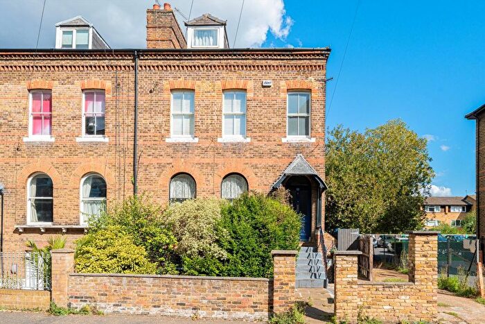 2 Bedroom Flat For Sale In Queens Road, Twickenham, TW1