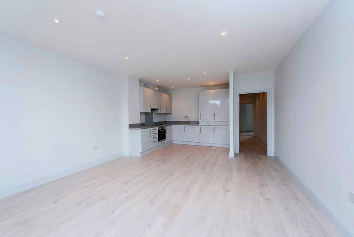 2 Bedroom Flat To Rent In High Road, London, N20