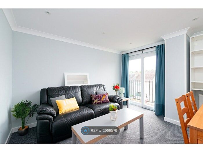 3 Bedroom Flat To Rent In Rankin Drive, Edinburgh, EH9