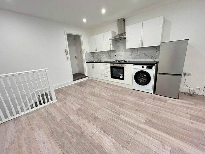 2 Bedroom Flat To Rent In Lordship Road, London, N16