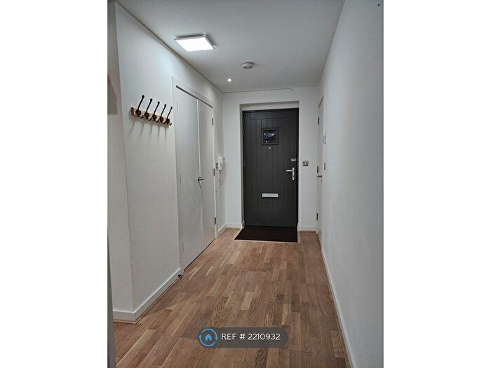 2 Bedroom Flat To Rent In Glengarnock Avenue, London, E14