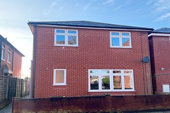 2 Bedroom Property To Rent In Junction Road, Southampton, SO40