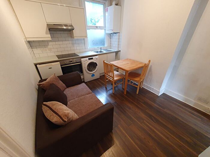 1 Bedroom Flat To Rent In Oak Grove, London, NW2
