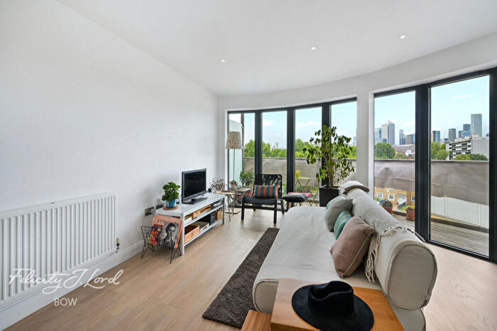 2 Bedroom Apartment For Sale In St Pauls Way, London, E3