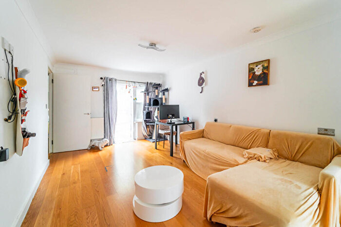 1 Bedroom Apartment For Sale In Lockhart Close, Islington, London, N7
