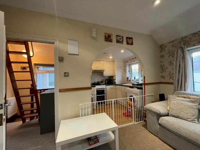 1 Bedroom Flat To Rent In York Avenue, UB3