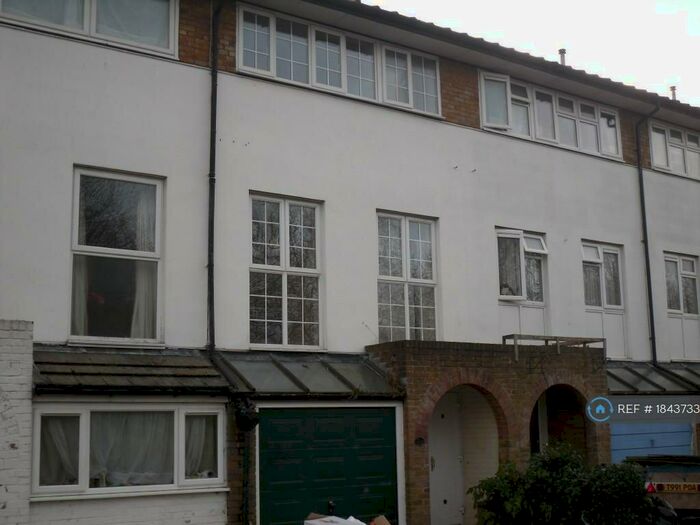 4 Bedroom Terraced House To Rent In Bradwell Common Boulevard, Bradwell Common, Milton Keynes, MK13