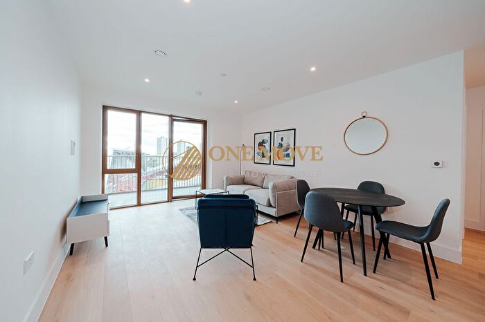 2 Bedroom Flat To Rent In Capital Interchange Way, Hive House, TW8