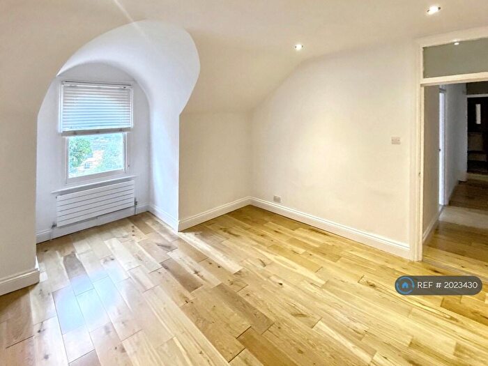 2 Bedroom Flat To Rent In Cintra House, London, SE19