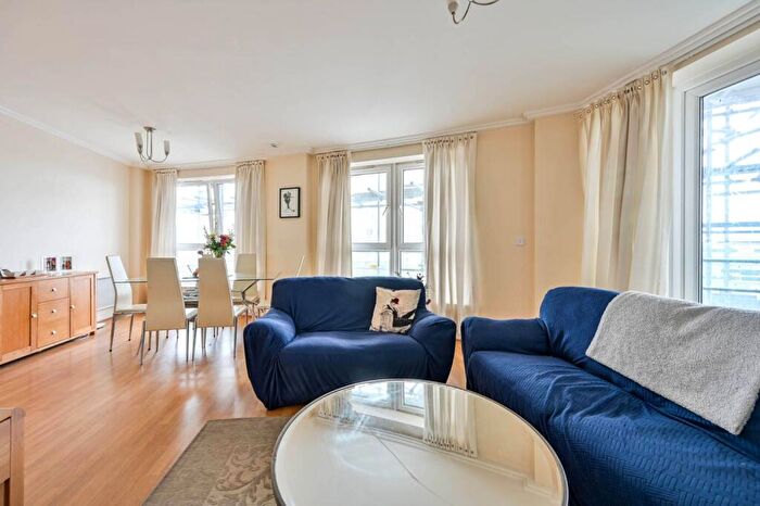 2 Bedroom Flat To Rent In Station Approach, Woking, GU22