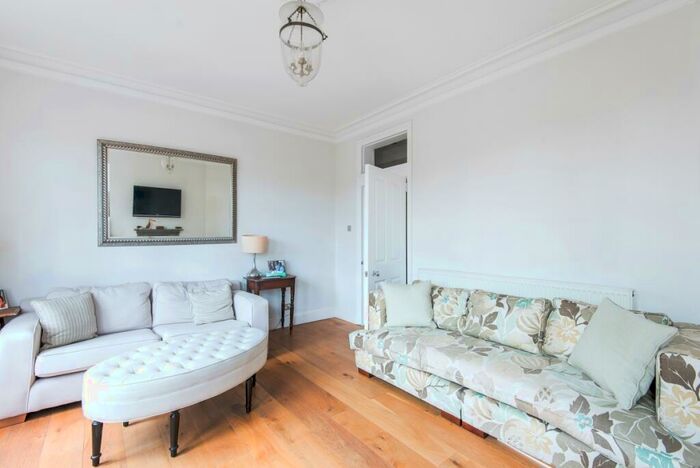 3 Bedroom Flat To Rent In Cremorne Road Chelsea, SW10