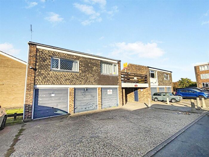 1 Bedroom Flat For Sale In Chatham Grove, Chatham, Kent, ME4