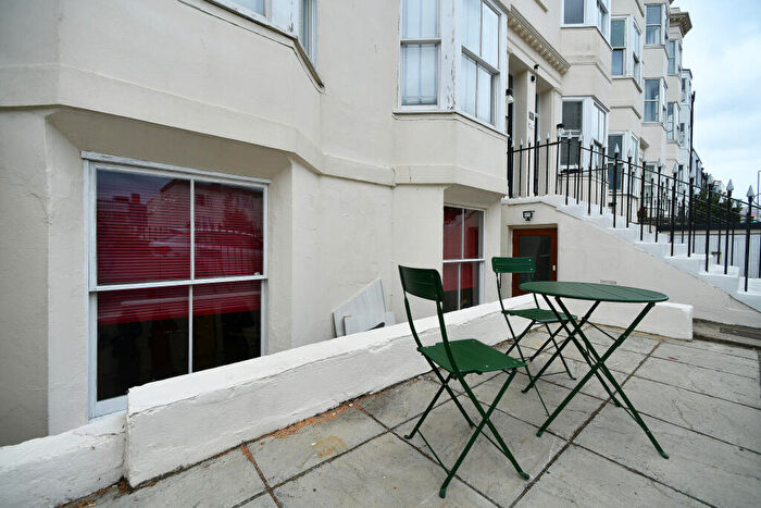2 Bedroom Flat For Sale In Clarence Square, Brighton, BN1
