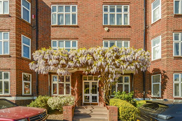 3 Bedroom Flat For Sale In Putney Hill, Putney, SW15