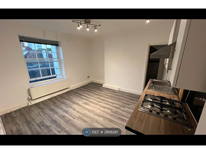 3 Bedroom Flat To Rent In Levita House, London, NW1