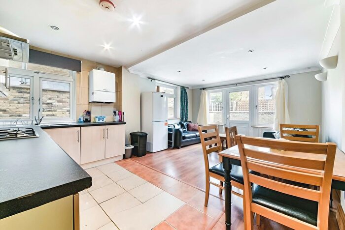 3 Bedroom Flat To Rent In Tooting Bec Road, London, SW17