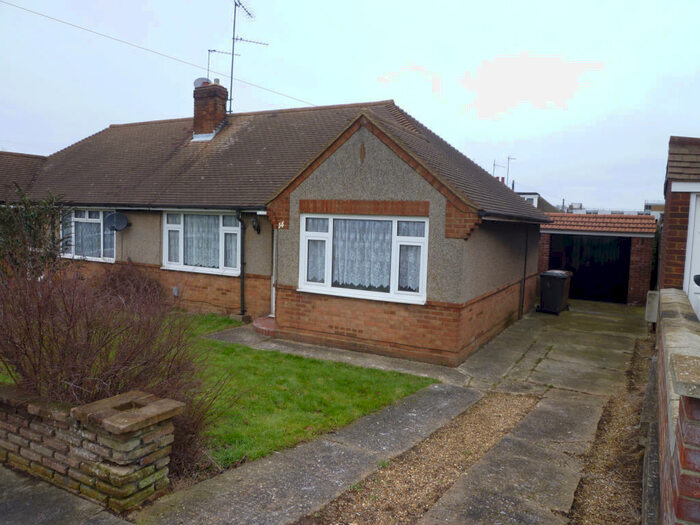2 Bedroom Bungalow To Rent In Longfield Drive, L & D, Luton, LU4