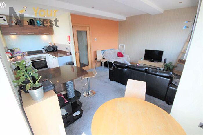 3 Bedroom Apartment To Rent In Apartment, The Lounge Apartments, Headingley, LS6