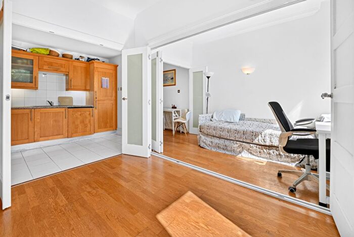 Studio To Rent In Whitehouse Apartments Belvedere Road, London, SE1