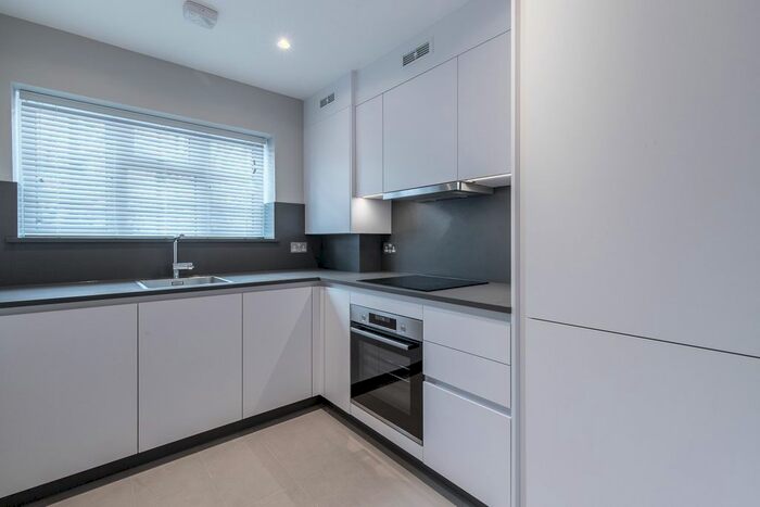 2 Bedroom Flat To Rent In Avenue Road, London, N14