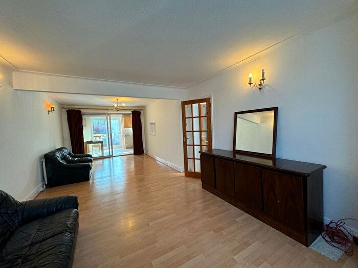 4 Bedroom Semi-Detached House To Rent In Wood Close, London, NW9