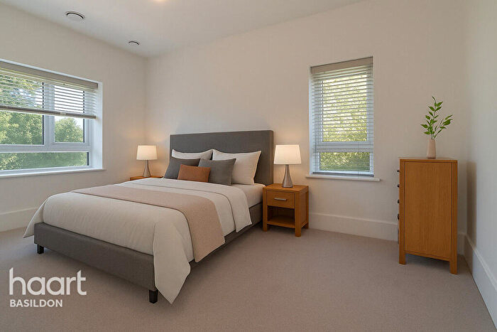 3 Bedroom Semi-Detached House For Sale In Chapelgate Mews, Essex, SS15