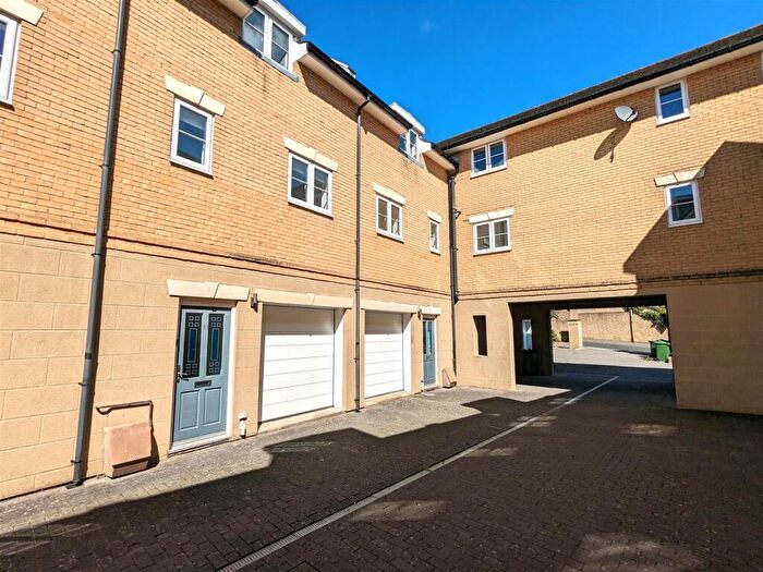 2 Bedroom Terraced House For Sale In Park Road, Ryde, PO33