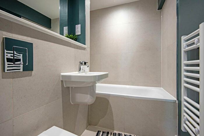 2 Bedroom Apartment For Sale In Spinners Way, Manchester, M15