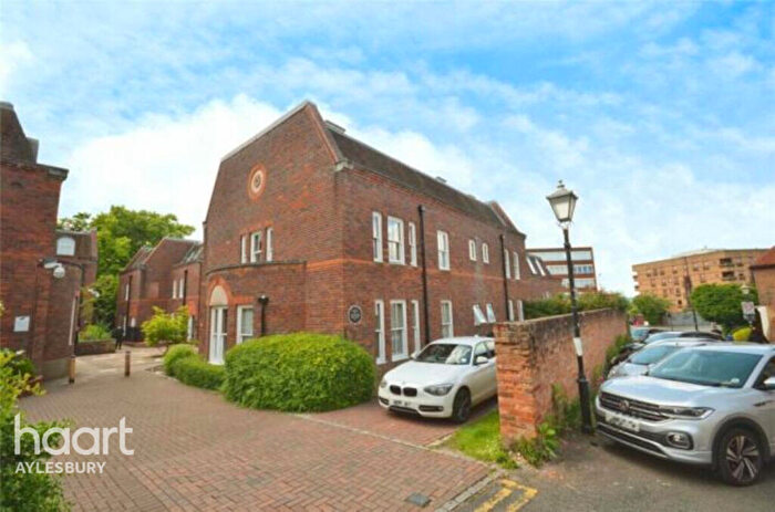 2 Bedroom Apartment For Sale In Oxford Road, Aylesbury, HP19