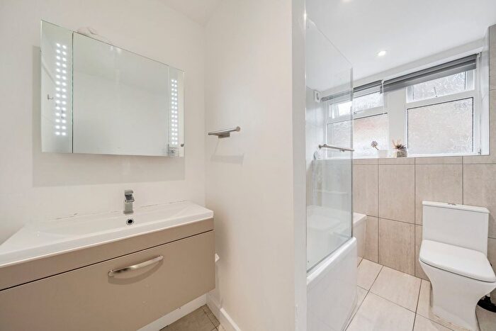 2 Bedroom Flat For Sale In Graham Road, London, SW19