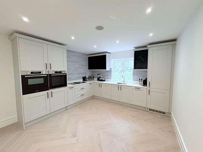 5 Bedroom Flat For Sale In Newgate Street, London, E4