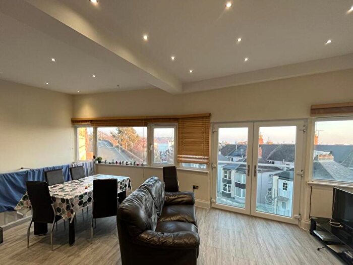 4 Bedroom House To Rent In Cliff Road, PL1