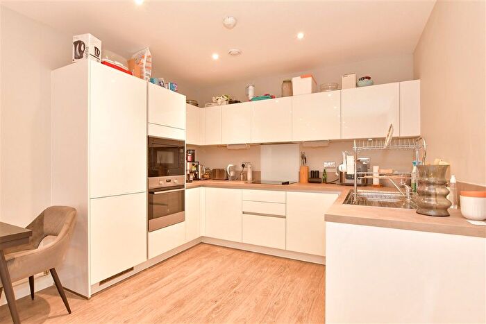 2 Bedroom Flat For Sale In Corys Road, Rochester, Kent, ME1