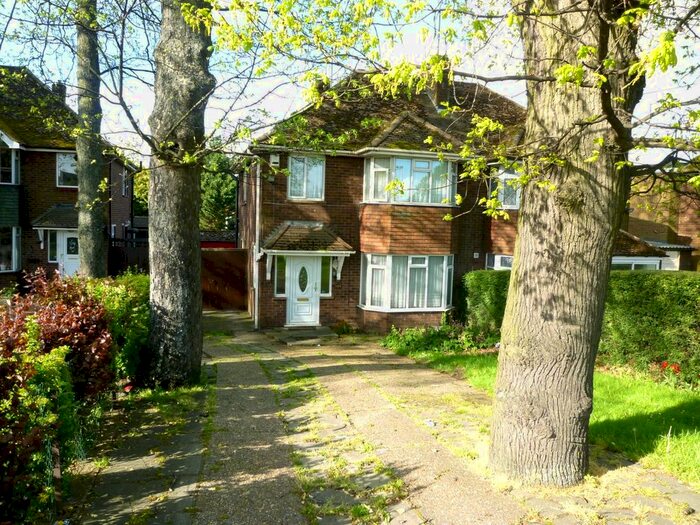 3 Bedroom Semi-Detached House To Rent In Dunstable Road, Luton, LU4