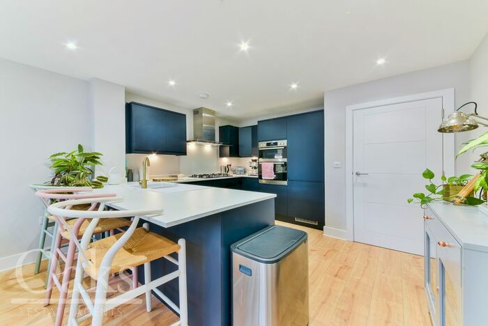 2 Bedroom Flat To Rent In Pollards Hill South, London, SW16
