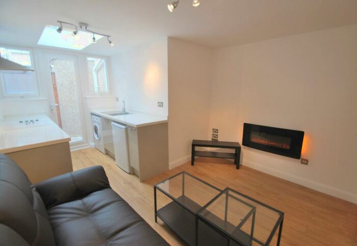 1 Bedroom Flat To Rent In Elm Street, Cardiff, CF24