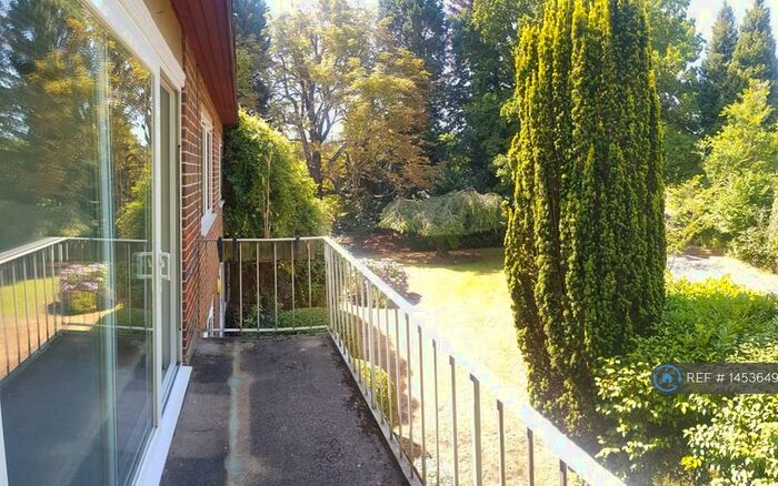 2 Bedroom Flat To Rent In Wendela Close, Woking, GU22