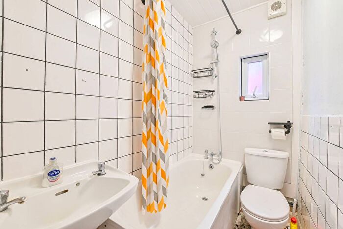 2 Bedroom Maisonette To Rent In Deacon Road, Dollis Hill, London, NW2