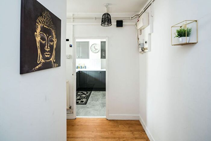 3 Bedroom Flat To Rent In Loughborough Road, London, SW9