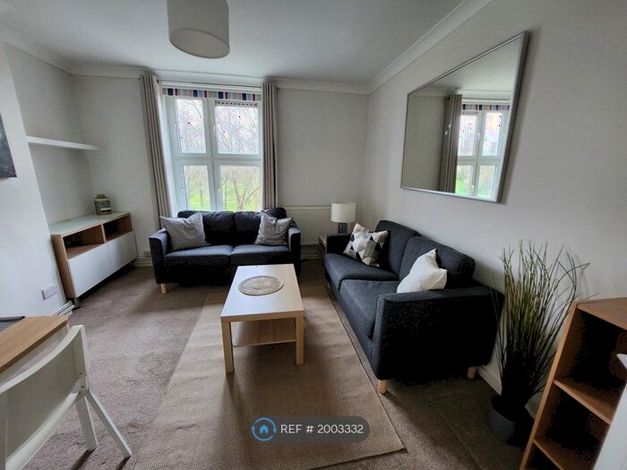 3 Bedroom Flat To Rent In Knebworth House, London, SW8