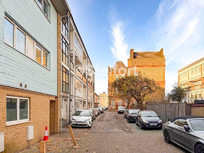 3 Bedroom Maisonette To Rent In Chapman Street, London, E1