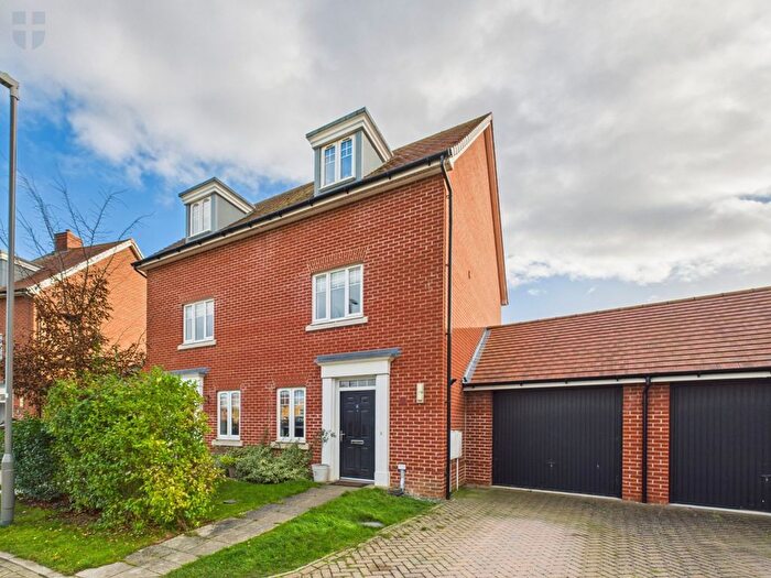 3 Bedroom Semi Detached House For Sale In Cheddington Grove, Kingsbrook, Aylesbury, HP22