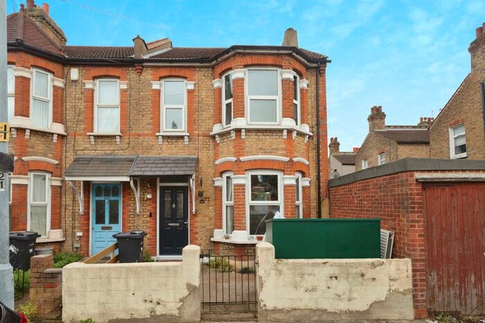 3 Bedroom End Of Terrace House To Rent In Hampton Road, IG1