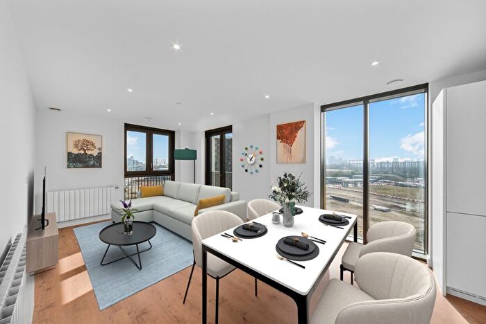 2 Bedroom Flat To Rent In Manor Road, London, E15